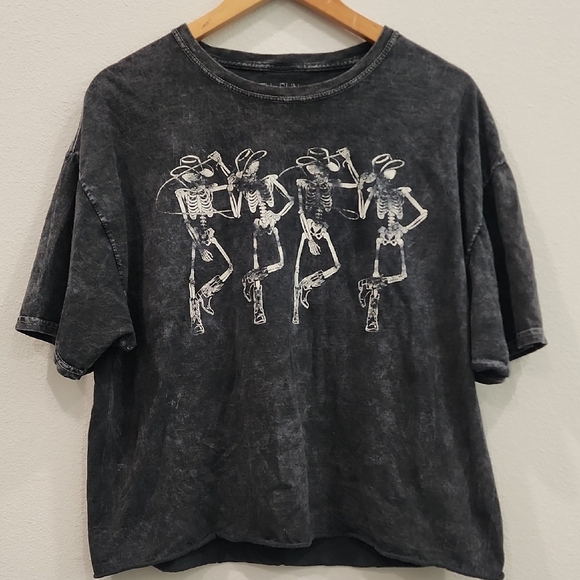 Fifth Sun Black Graphic Boxy Crop Top - Picture 1 of 6